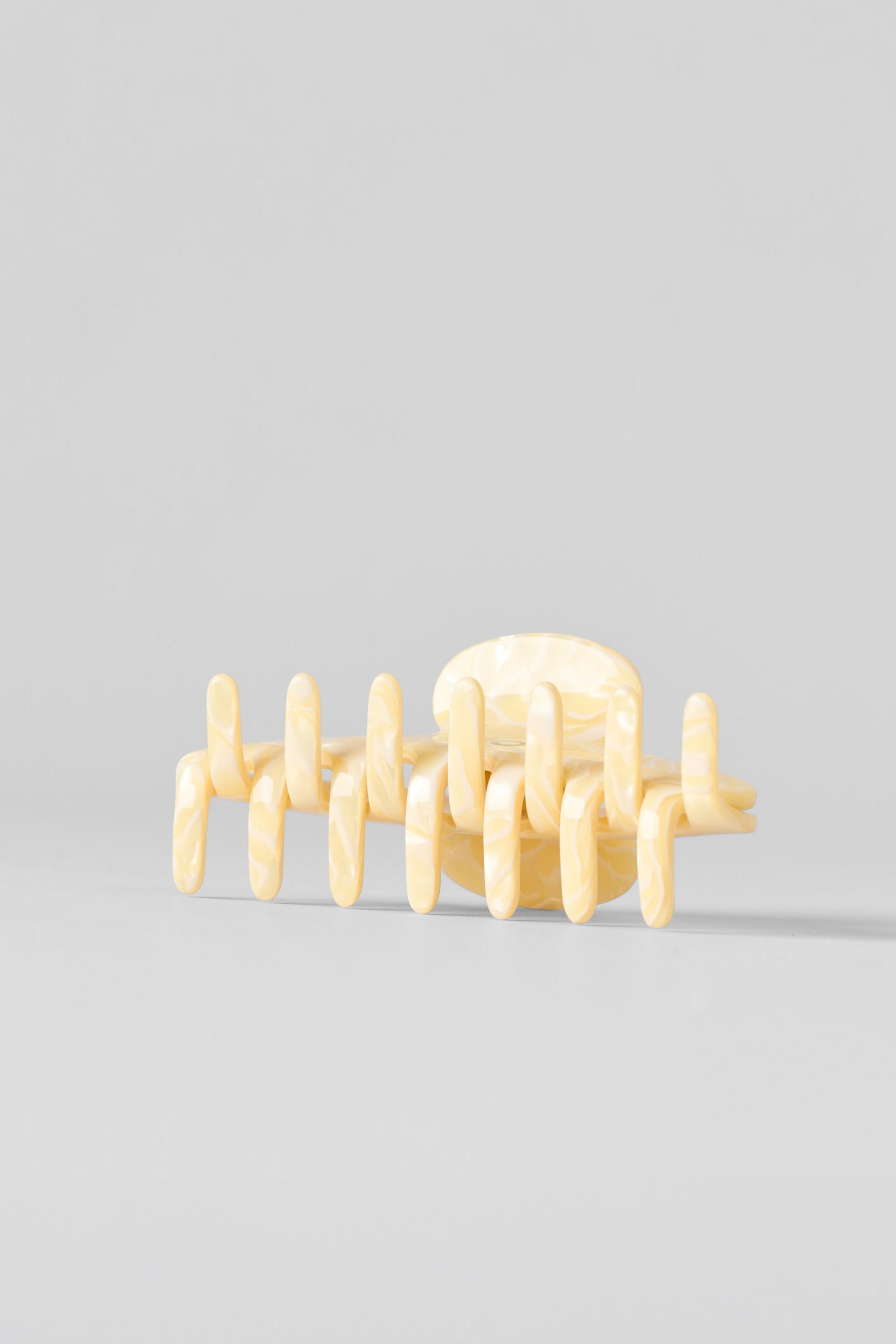90's Claw Clip - Warm Butter Pearl